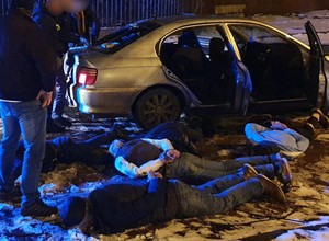 Włamywali się do aut i kradli torebki. Policja zatrzymała sześciu mężczyzn