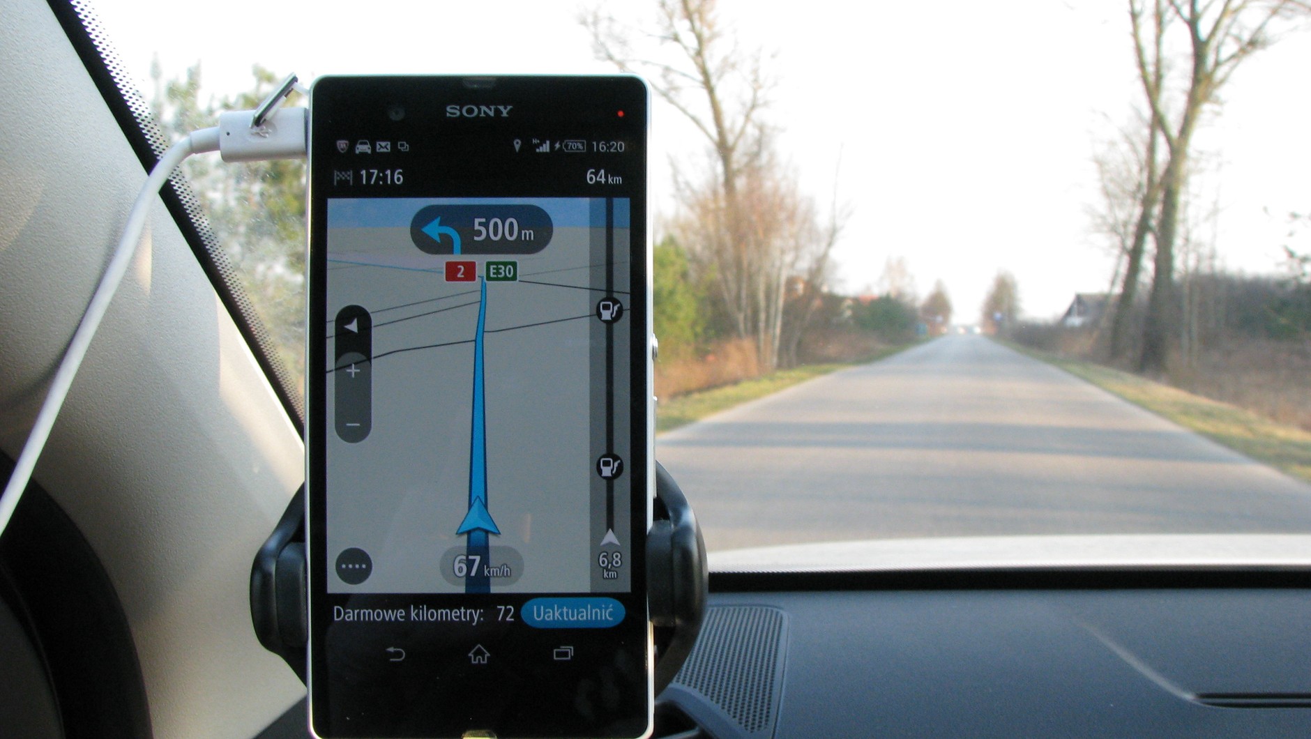 TomTom Go Android. Dostosowany do wyświetlania mapy w trybie pionowym jak i poziomym. Program i mapy za darmo: o ile jeździmy z nawigacją nie więcej niż 75 km miesięcznie.