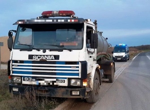 Olej i fekalia prosto na drogę - zakaz jazdy i cztery mandaty