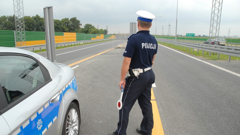 Policjant drogówki przy pracy