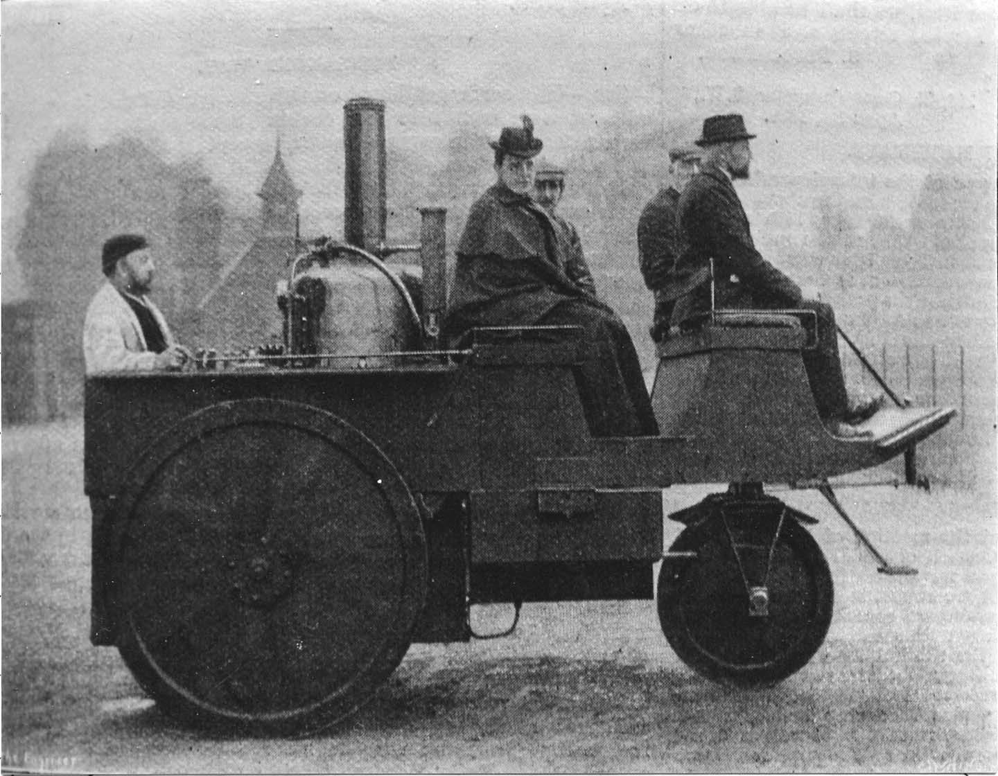 Wehikuł parowy Grenville'a (ok. 1875 r.) - szofer siedzi z tyłu.