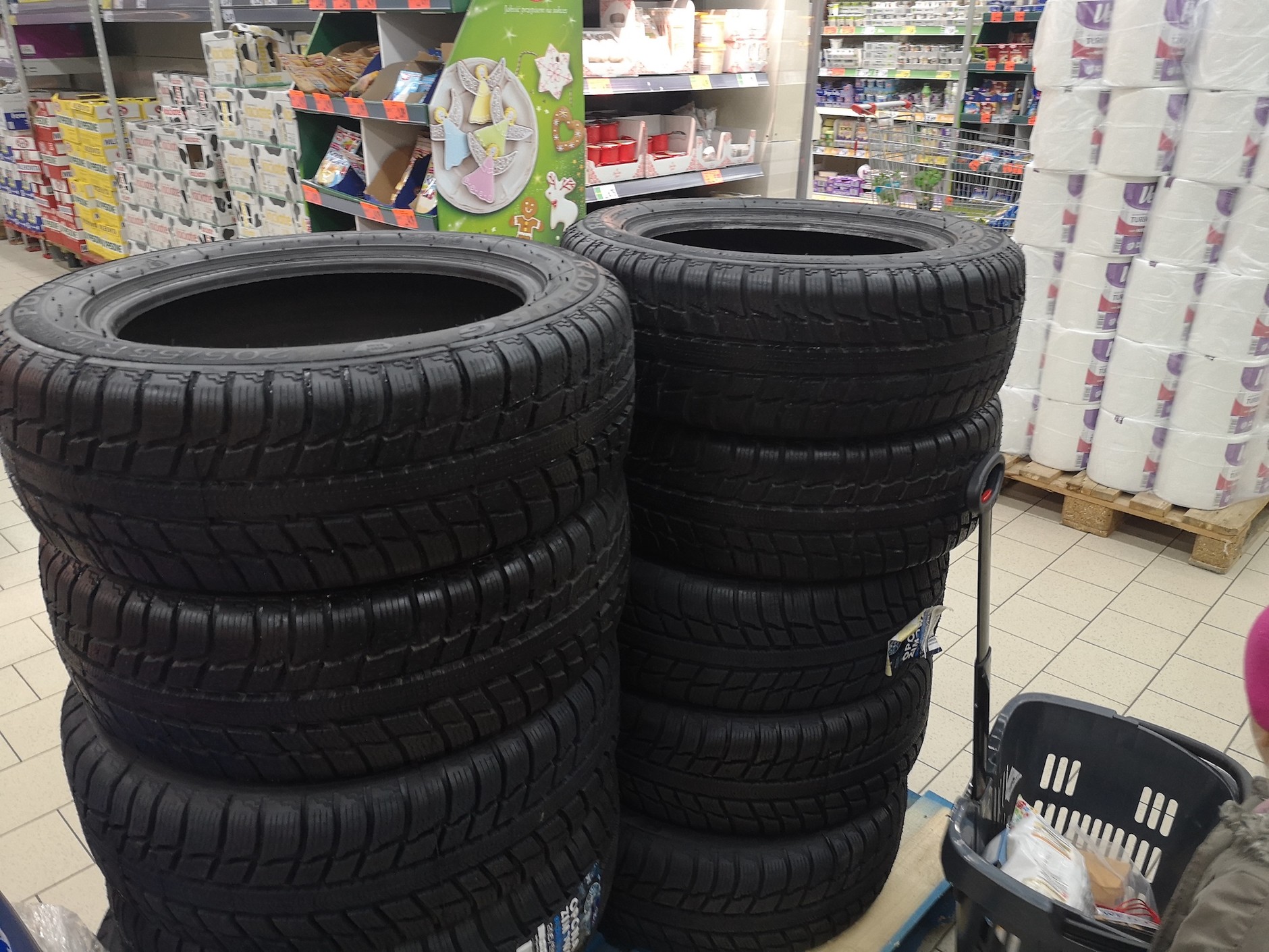 Opony bieżnikowane – od ok. 120 zł za sztukę w rozmiarze 205/55 R16 – są naprawdę tanie i naprawdę... nieprzewidywalne.