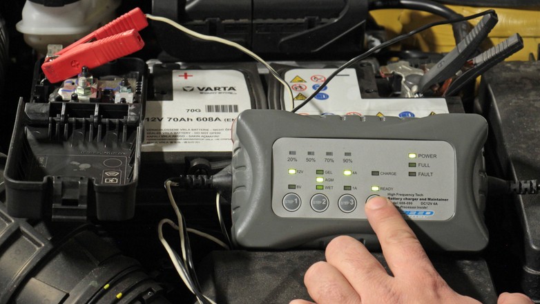 Do ładowania akumulatorów AGM przyda się ładowarka z odpowiednią opcją – z reguły są to elektroniczne ładowarki uniwersalne