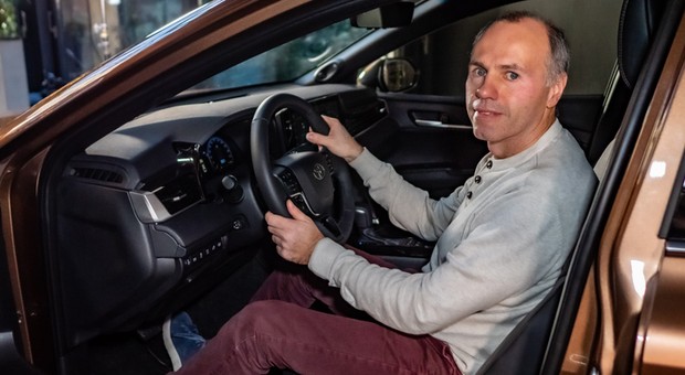 Widziałem nową Toyotę Camry. Niewiele zmian na zewnątrz, ale wewnątrz to już inna klasa