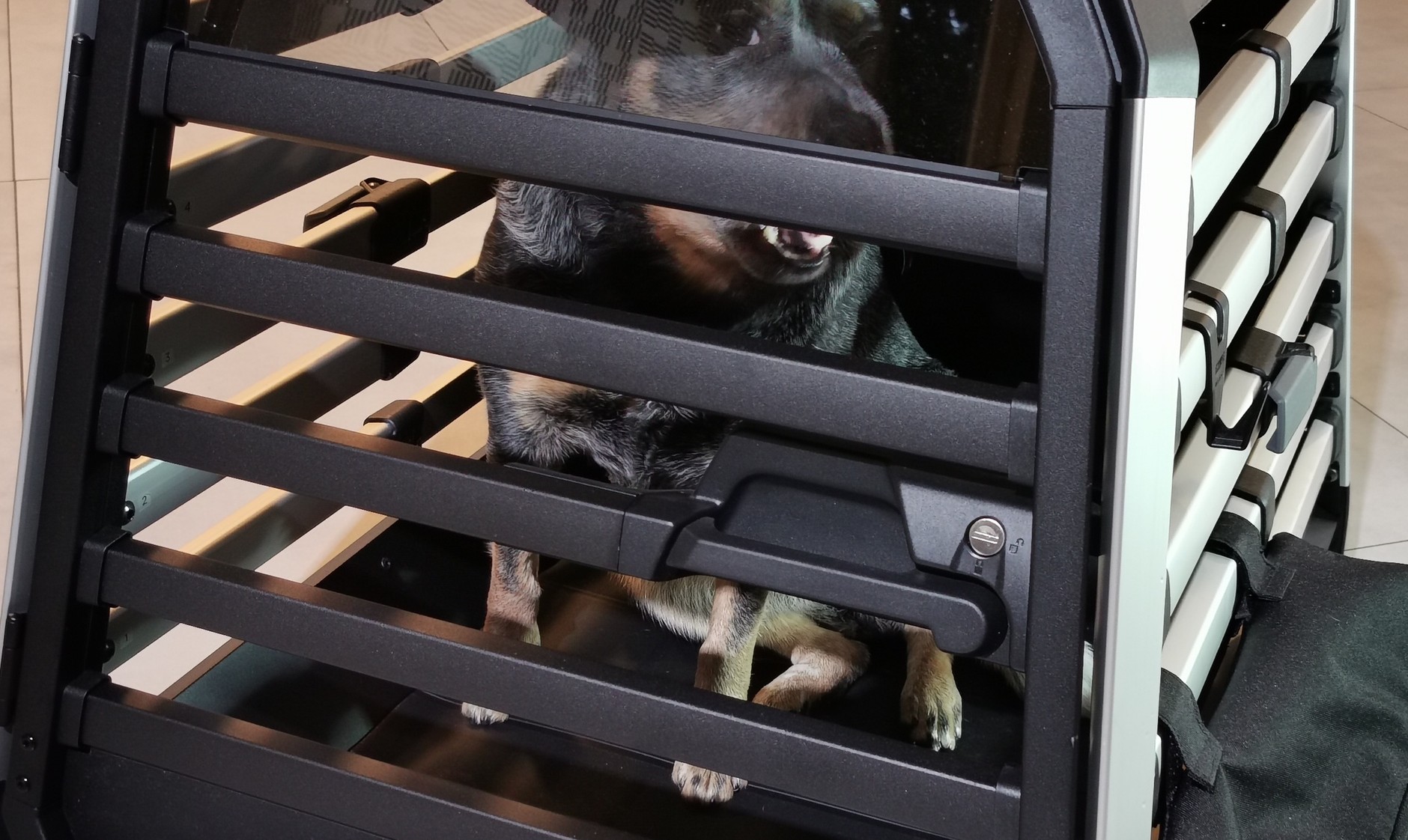 Thule Allax: jeśli zamknięcie na klamkę to za mało, można jeszcze przekręcić kluczyk