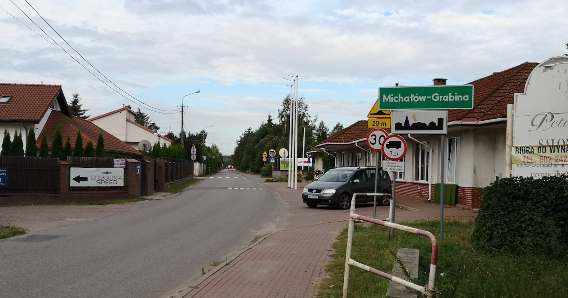 To przykład dość typowego oznakowania, zwłaszcza w aglomeracjach: jest znak D-42 (początek obszaru zabudowanego), a nie ma po przeciwnej stronie znaku D-43