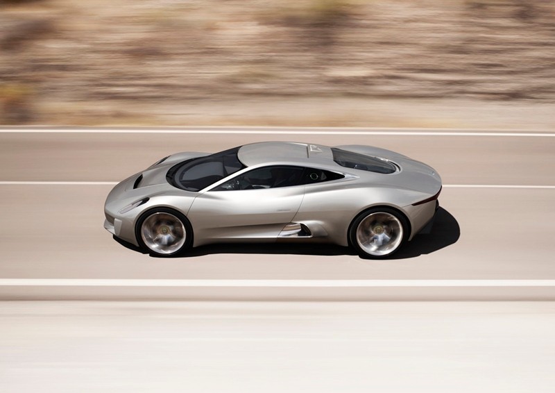 Jaguar C-X75 ma napęd turbinowy i do tego cztery inne silniki