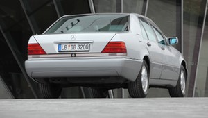 Pojedynek luksusowych klasyków. Mercedes W140 kontra BMW E38 i Lexus LS400