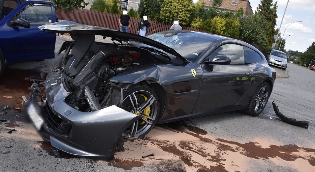 Fiat Seicento, Seat Leon i Ferrari GTC4 Lusso - kosztowna kolizja w Tarnowie