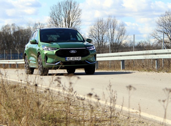 Ford przecenił swoje hybrydowe SUV-y. Pakiet korzyści sięga 44 tys. zł
