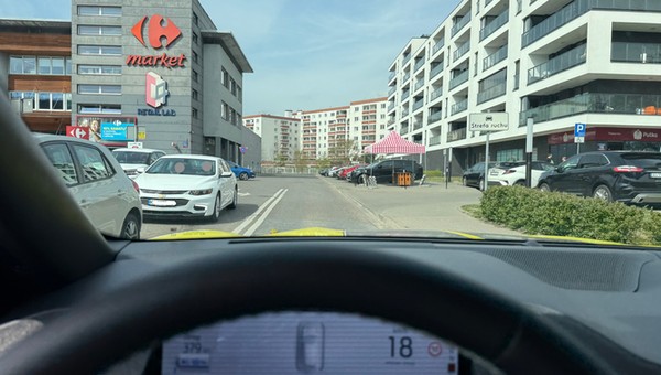 "Skąd mam wiedzieć, jakie tu są zasady?" - pyta Pan Michał. Wyjaśniamy zasady na parkingu pod marketem