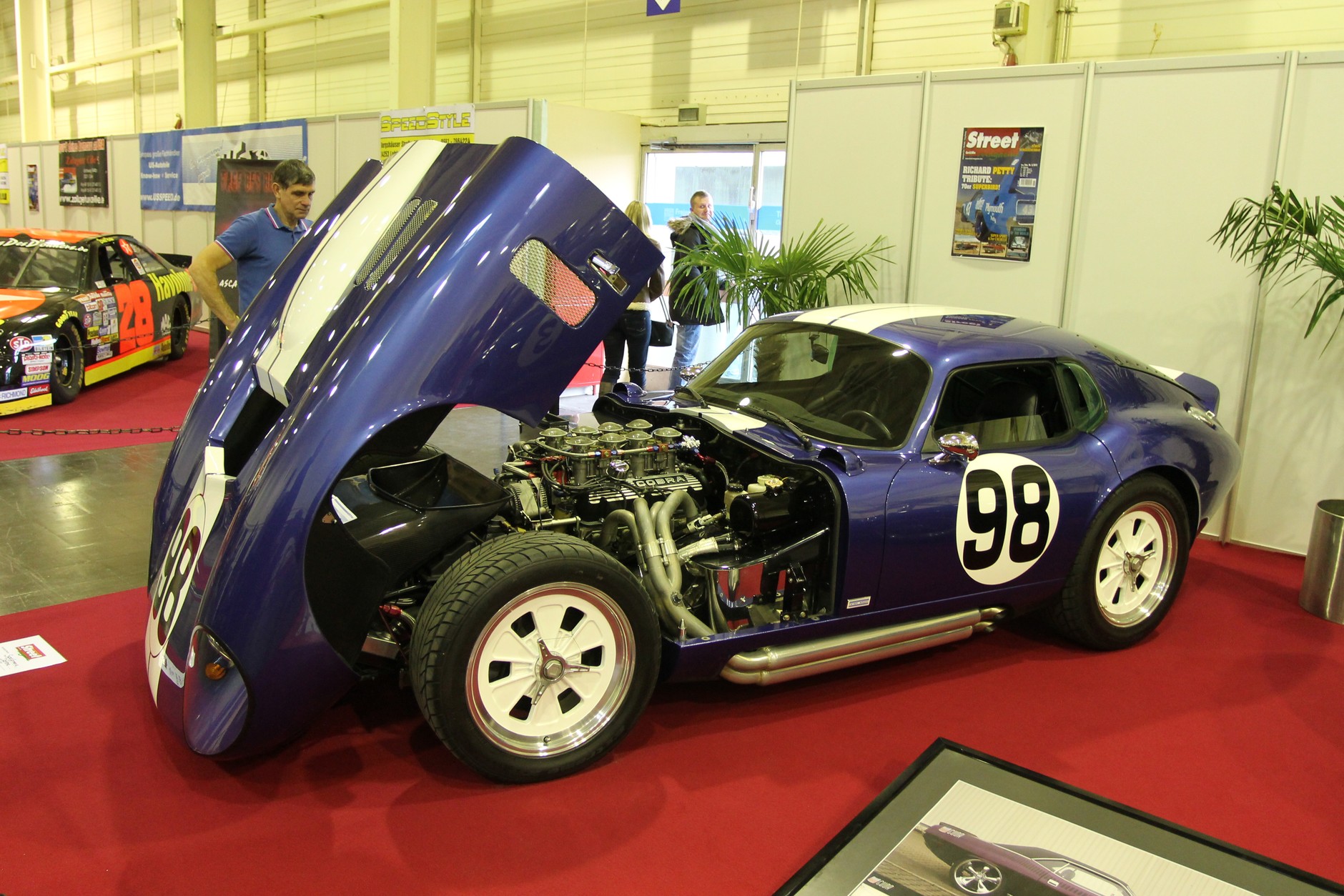 Essen Motor Show 2012 - zwariowane bolidy i szokujące dziewczyny