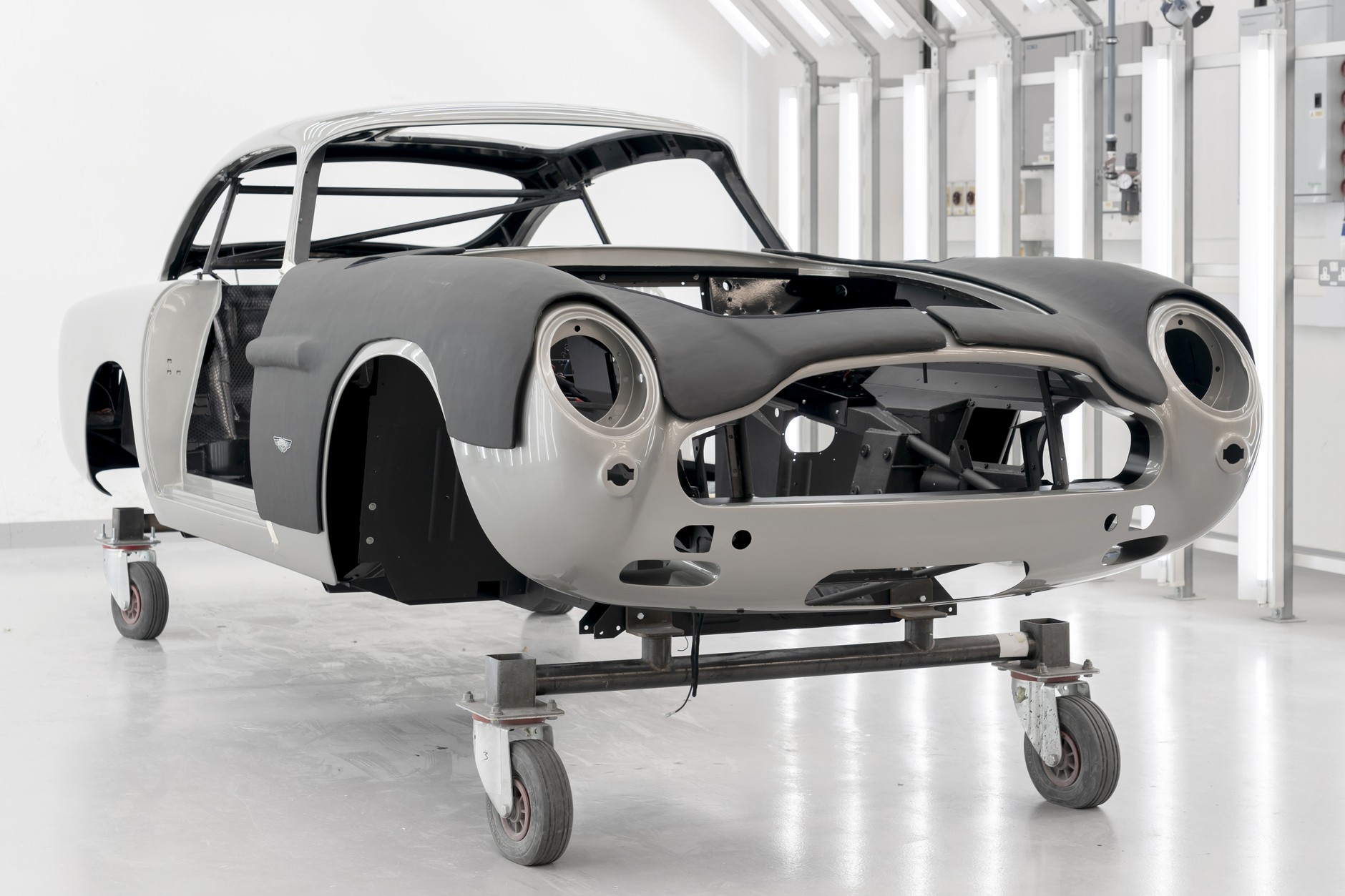 Aston Martin DB5 – najsłynniejsze auto Bonda – znów w produkcji