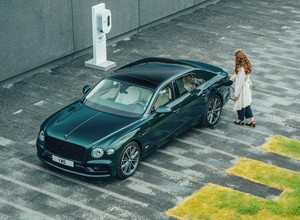 Bentley Flying Spur teraz bardziej "zielony". Debiutuje hybryda plug-in