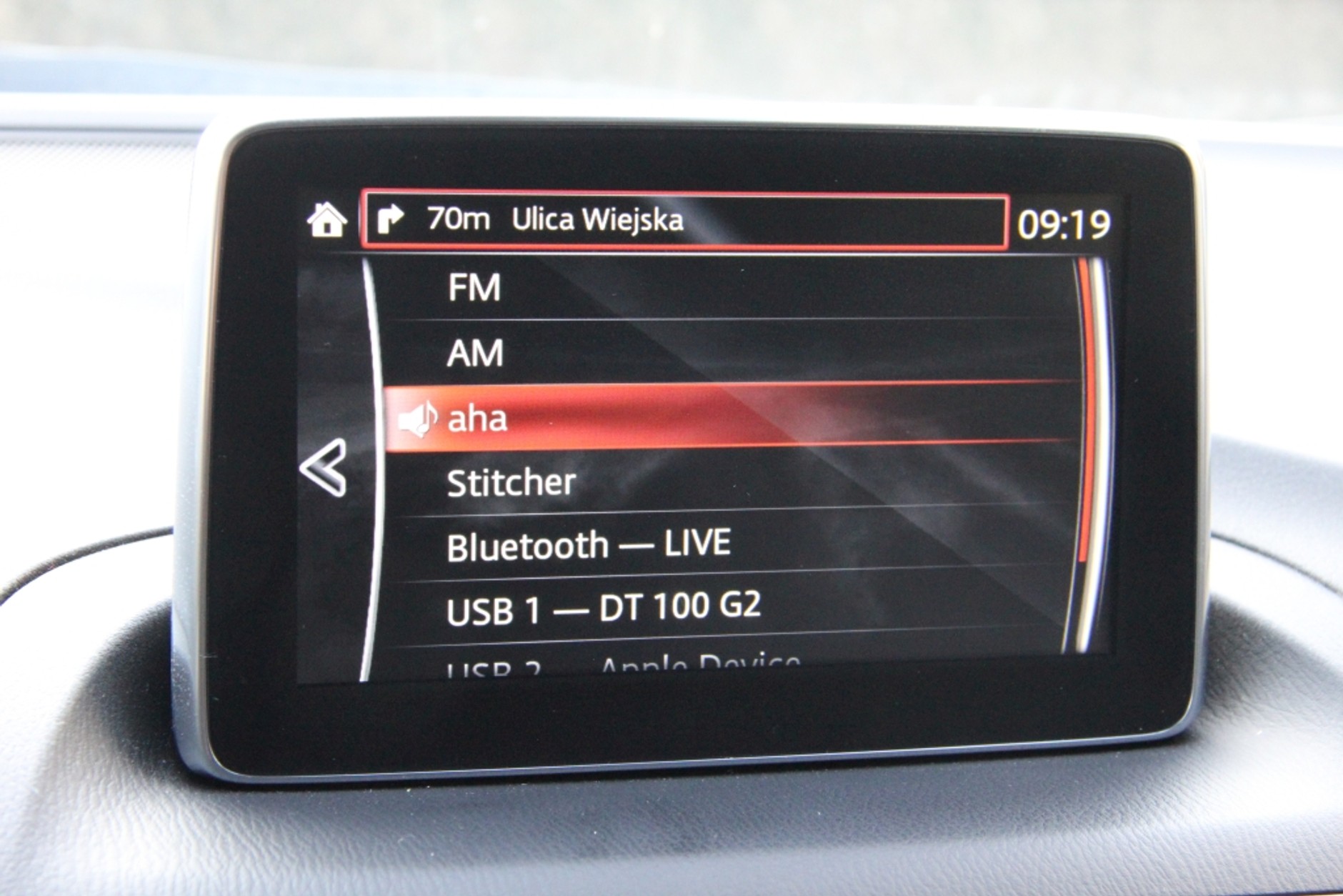 W Maździe 3 można skorzystać z takich serwisów jak Aha Radio i Stitcher.