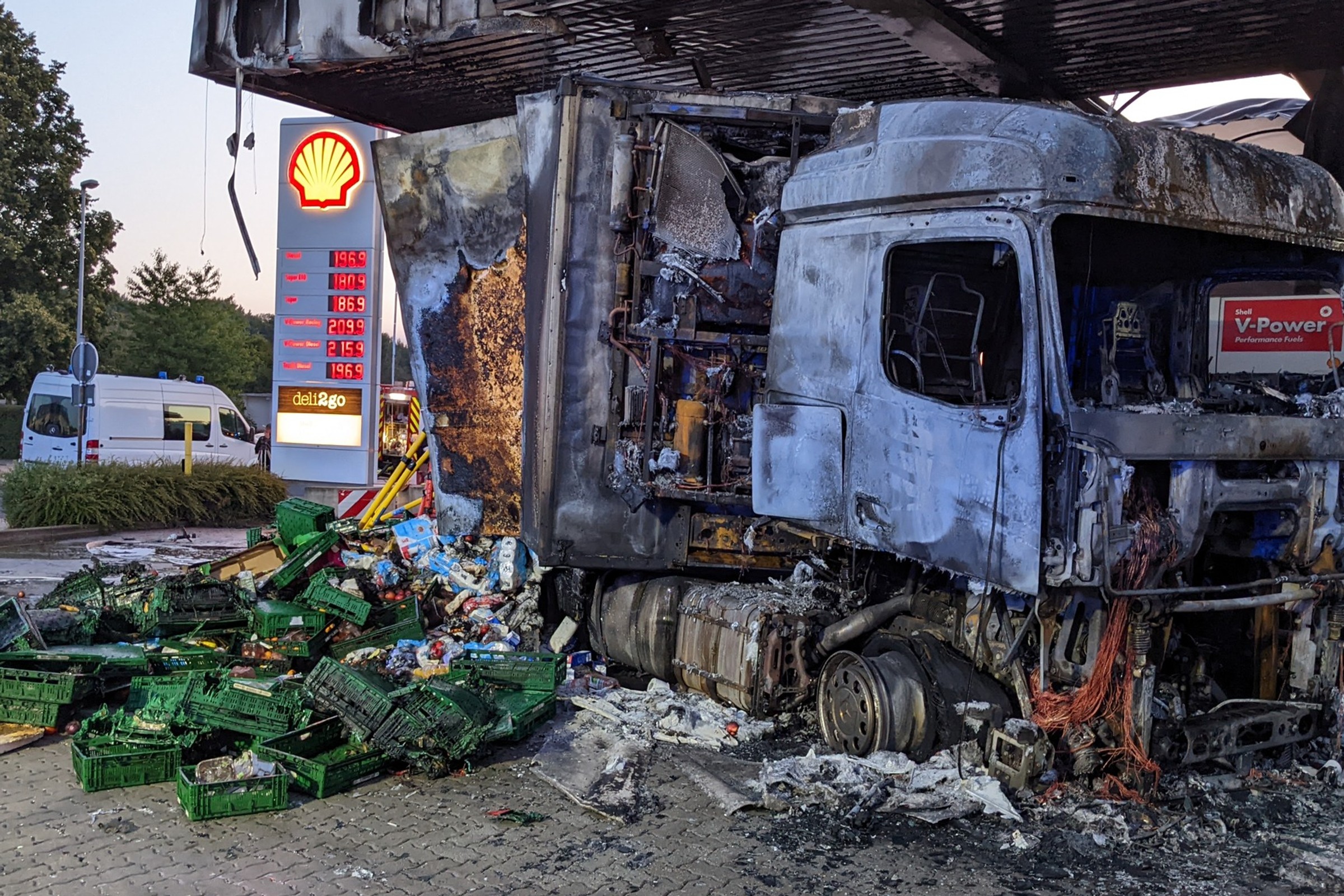 Zakaz na stacjach benzynowych już obowiązuje. Są tabliczki i ostrzeżenia. Tylko sensu nie ma