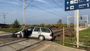 Ominął dwa auta i wjechał na przejazd. Samochód rozerwało na strzępy [WIDEO]