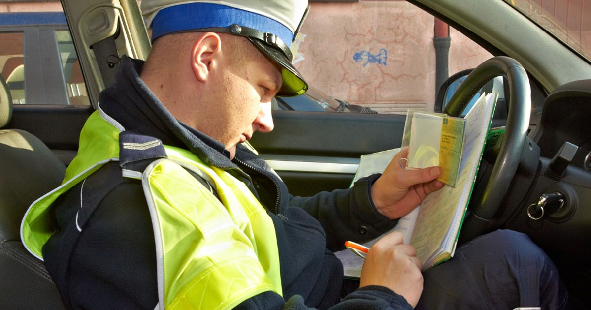Policja zabiera dowód rejestracyjny