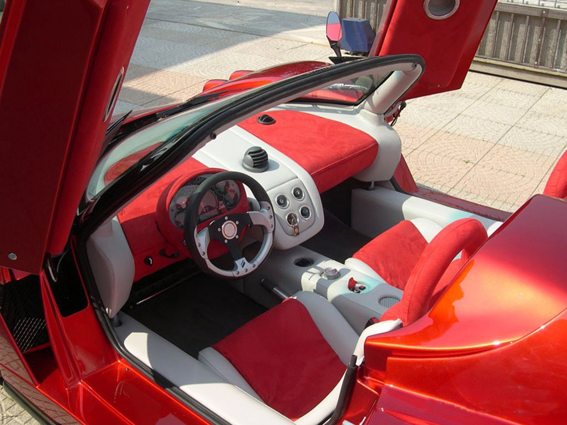 Lavazza GT-X V12 5.3: najnowsze osiągnięcie spółki Simbol Design