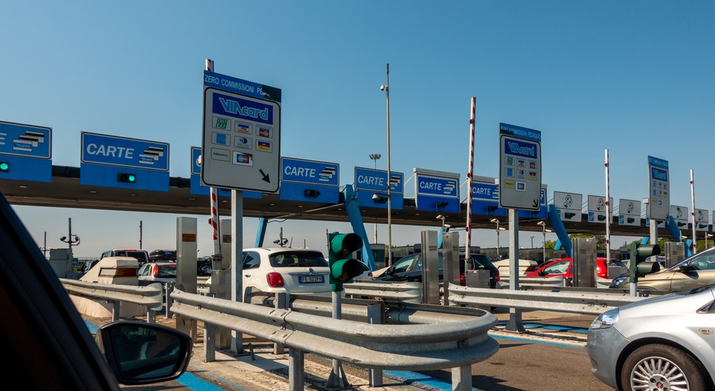 We Włoszech wprowadzono drakońskie kary za zaśmiecanie dróg, w tym pozamiejskich i autostrad