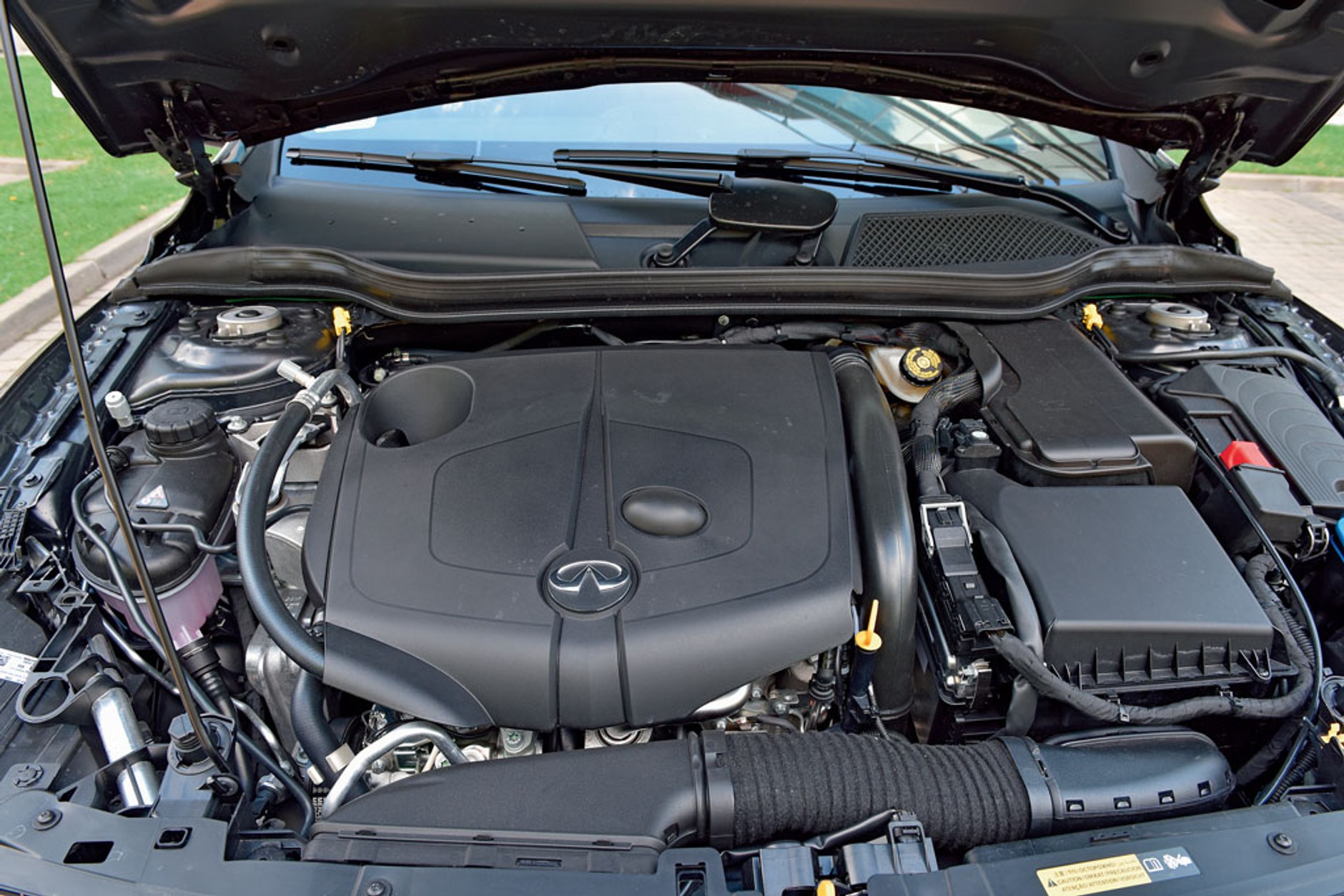 Infiniti QX30 było wyposażone w kompletny układ napędowy od Mercedesa, z silnikiem 2.2 Cdi i mercedesowską skrzynią biegów. 