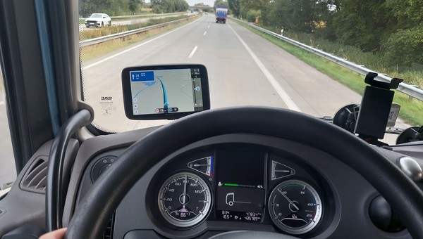 Sprawdziliśmy, jak prowadzi nawigacja dla profesjonalistów. To sprzęt w cenie wysokiego mandatu