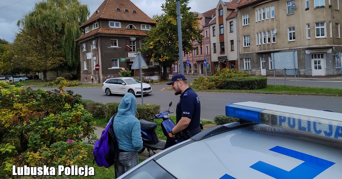  Jechała motorowerem po chodniku i bez kasku, a to był dopiero początek