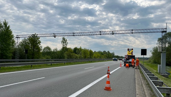 Odcinkowe pomiary prędkości pojawią się na drodze S11 i autostradzie A2. Wiemy, kiedy staną urządzenia