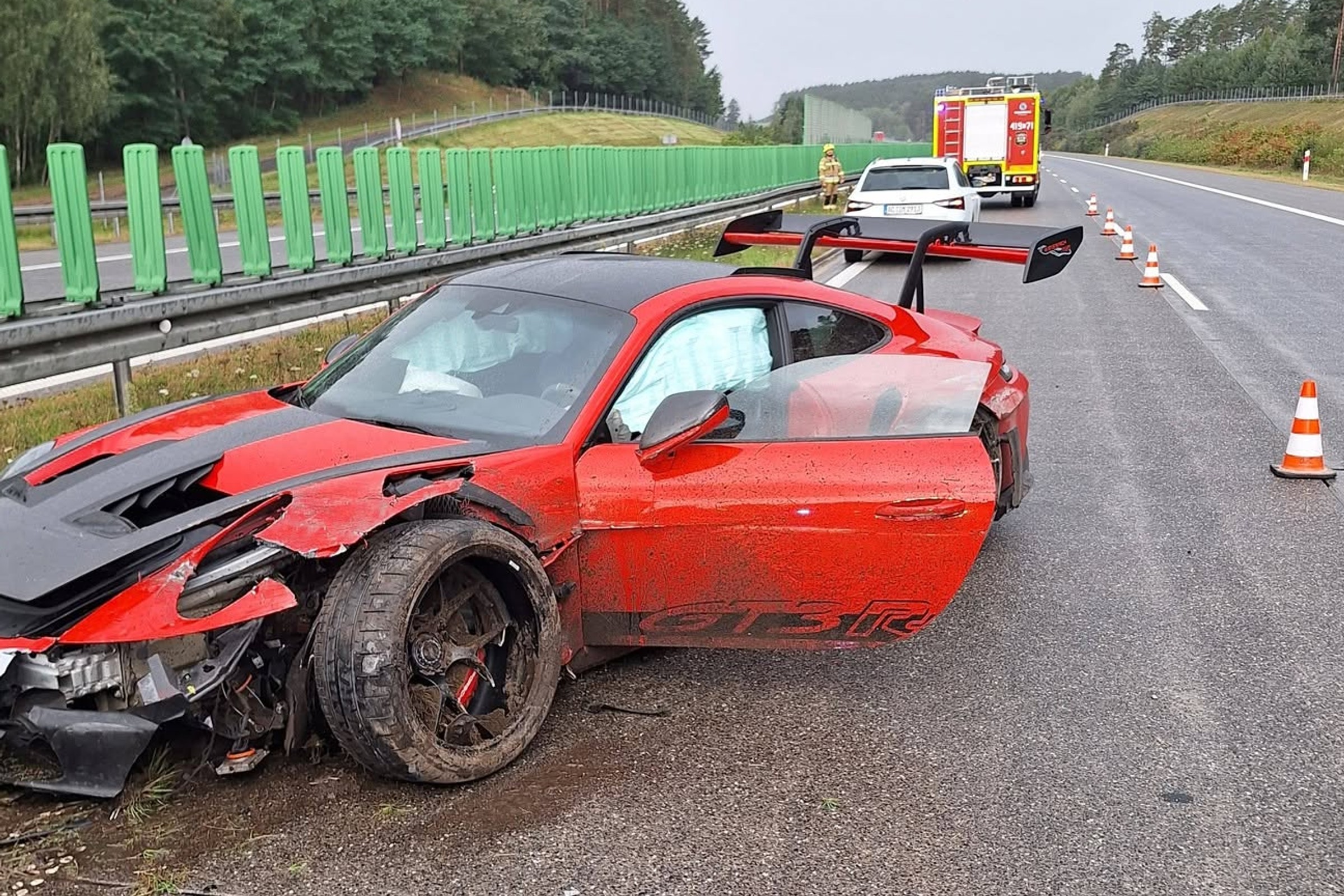 Wyścigowe Porsche 911 GT3 RS rozbite na autostradzie A2. Było mokro