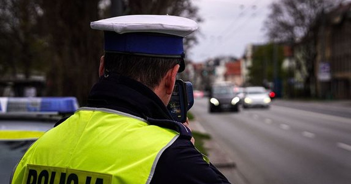  Kierowca wpadł. Chciał być miły i mrugał długimi, a policjant sięgnął po sprytny trik. Mandat