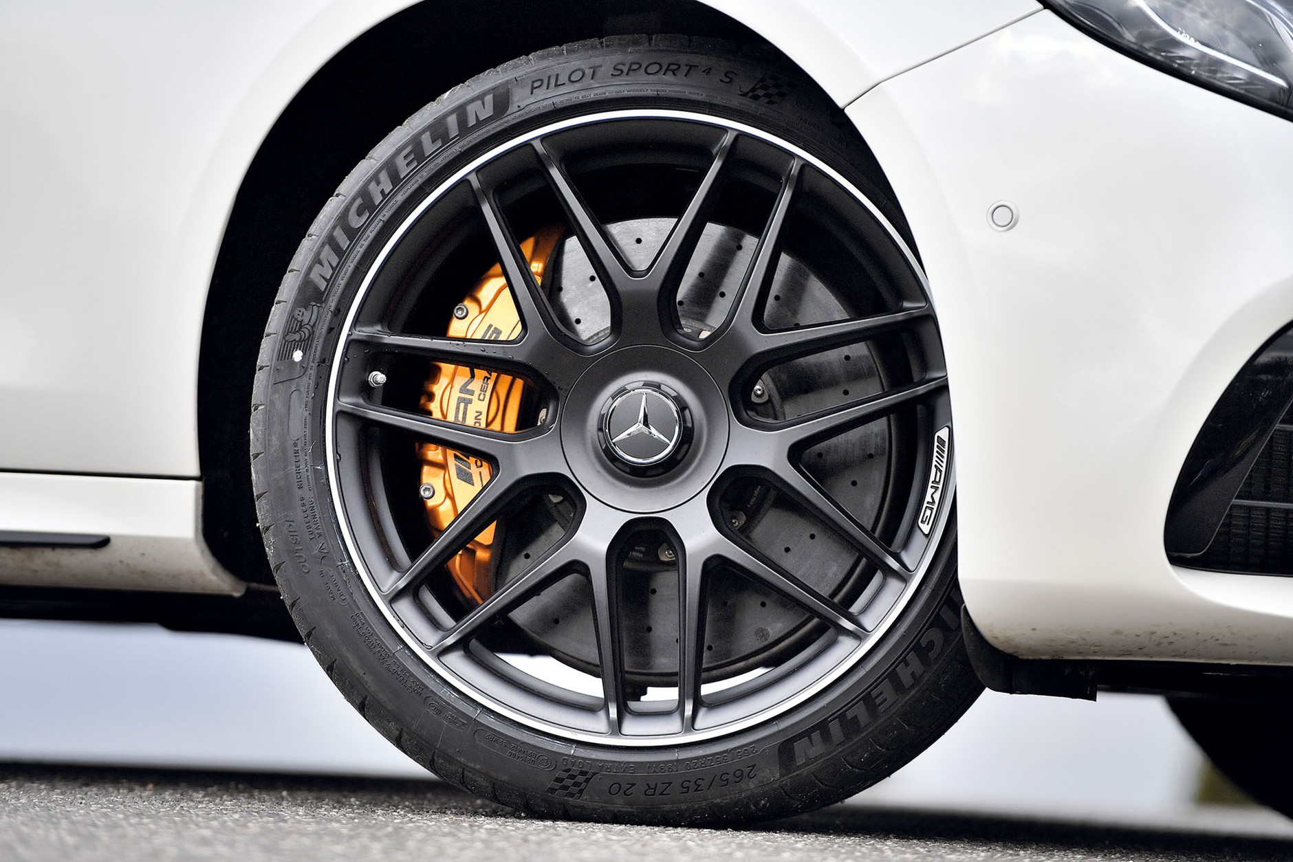 BMW M5 kontra Mercedes-AMG E 63 S+ - pojedynek gigantów