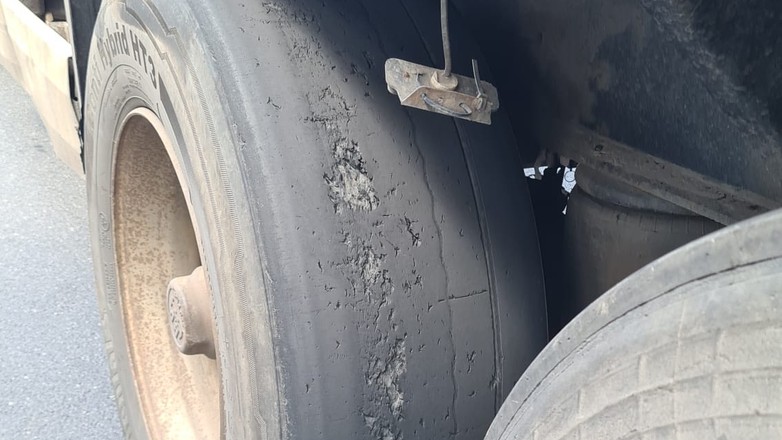 Tragiczny stan ogumienia w ciężarówce. Na wszystkich kołach