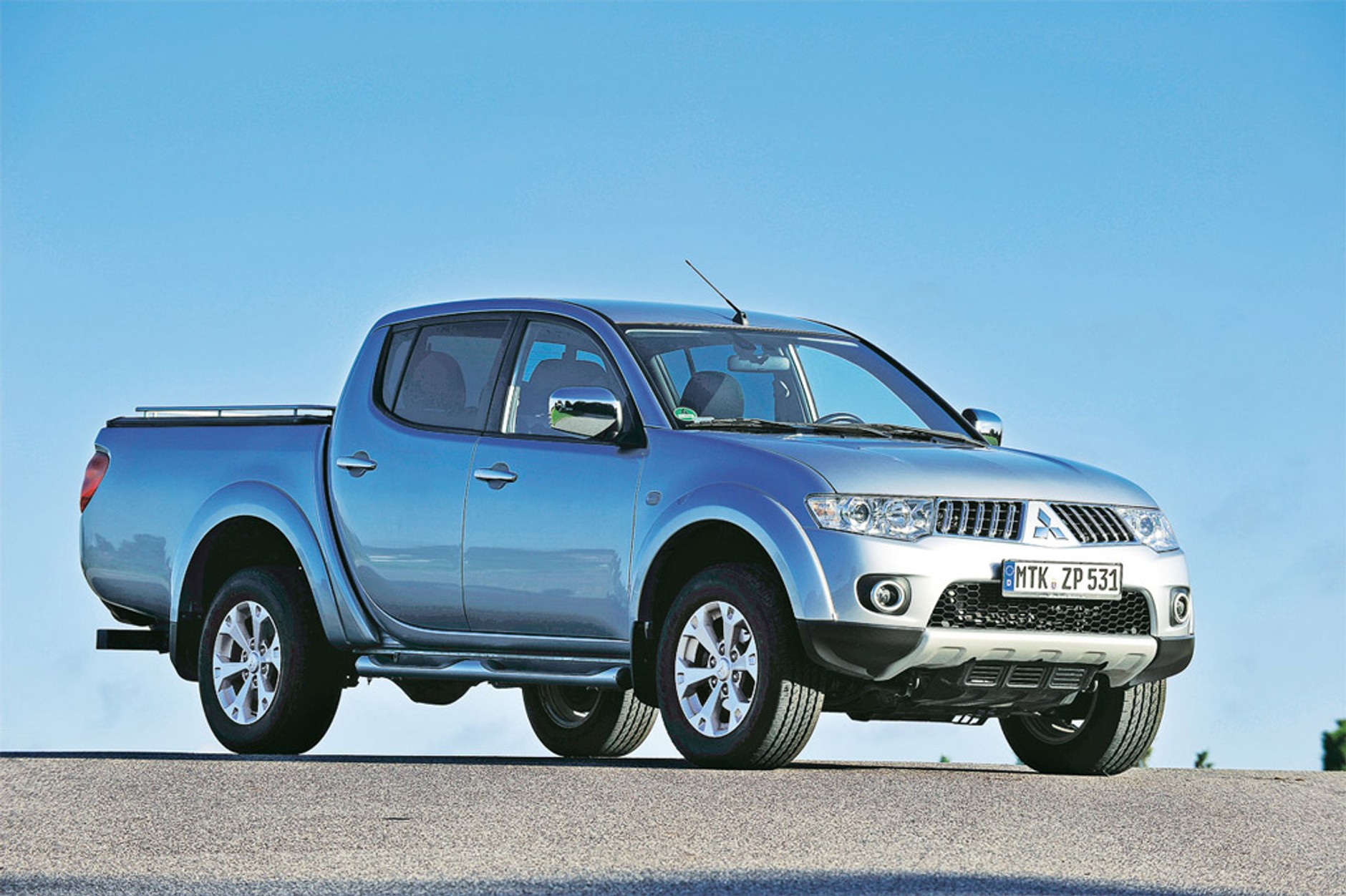 Zabawy w piasku dla dorosłych: Nissan Navara kontra Toyota Hilux, Ford Ranger, Mitsubishi L200 i VW Amarok