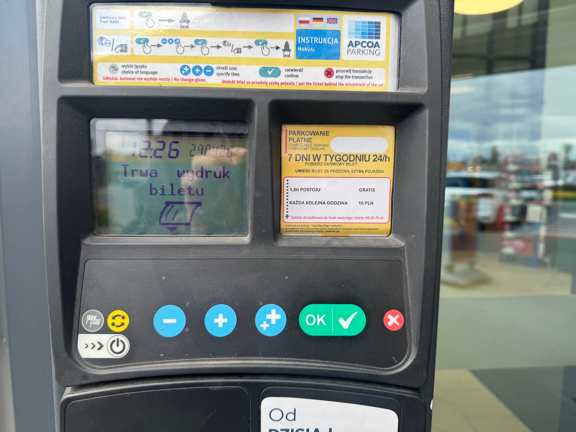 Na jednym parkingu trzeba wziąć bilet, a na drugim zarejestrować numer rejestracyjny. Oba systemy nie są ujednolicone