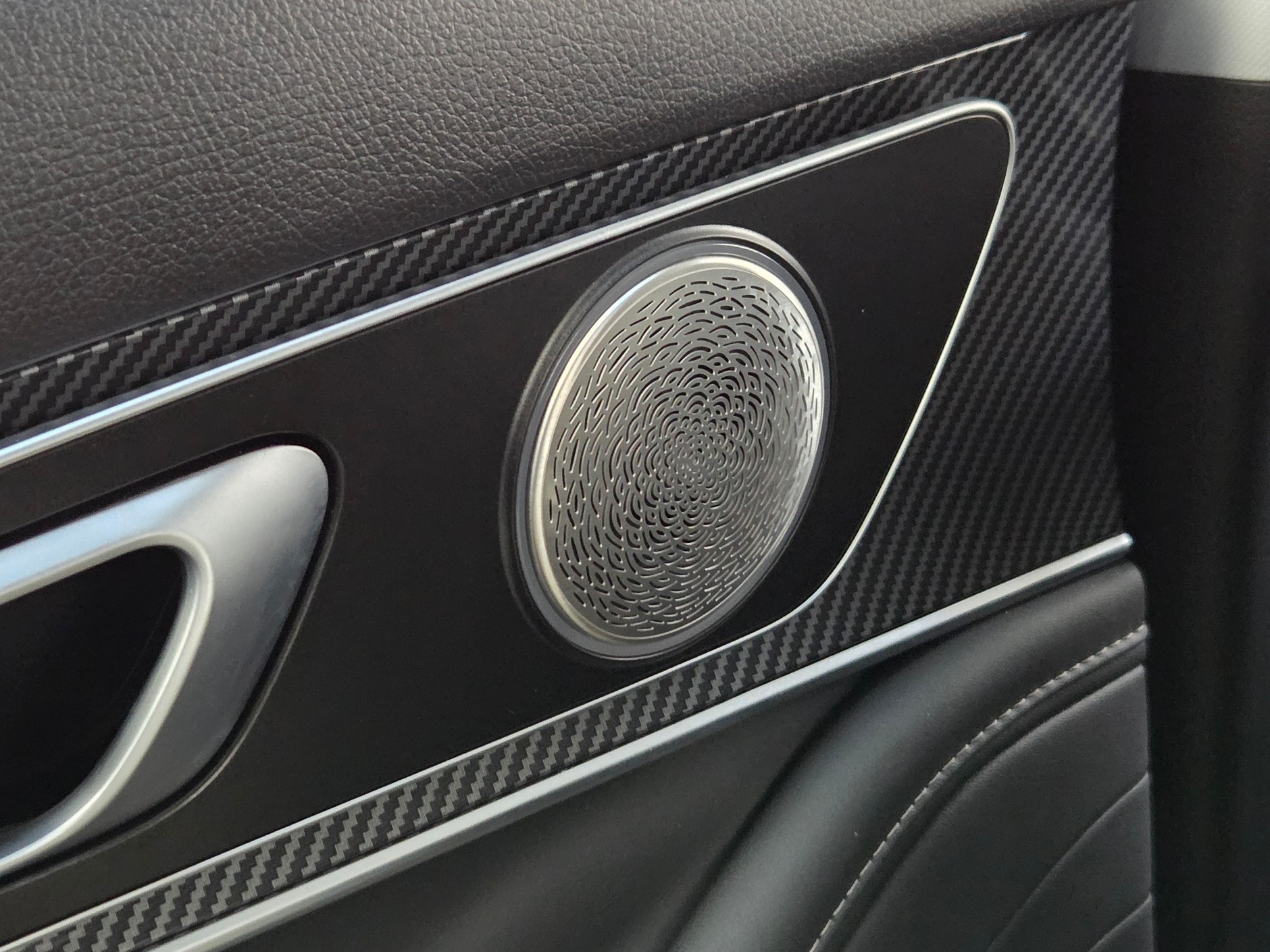 Tylny głośnik systemu audio Sony ma ukrytą funkcję