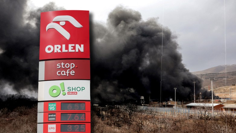Pylon Orlenu z cenami paliw na tle pożaru rafinerii koło Teheranu