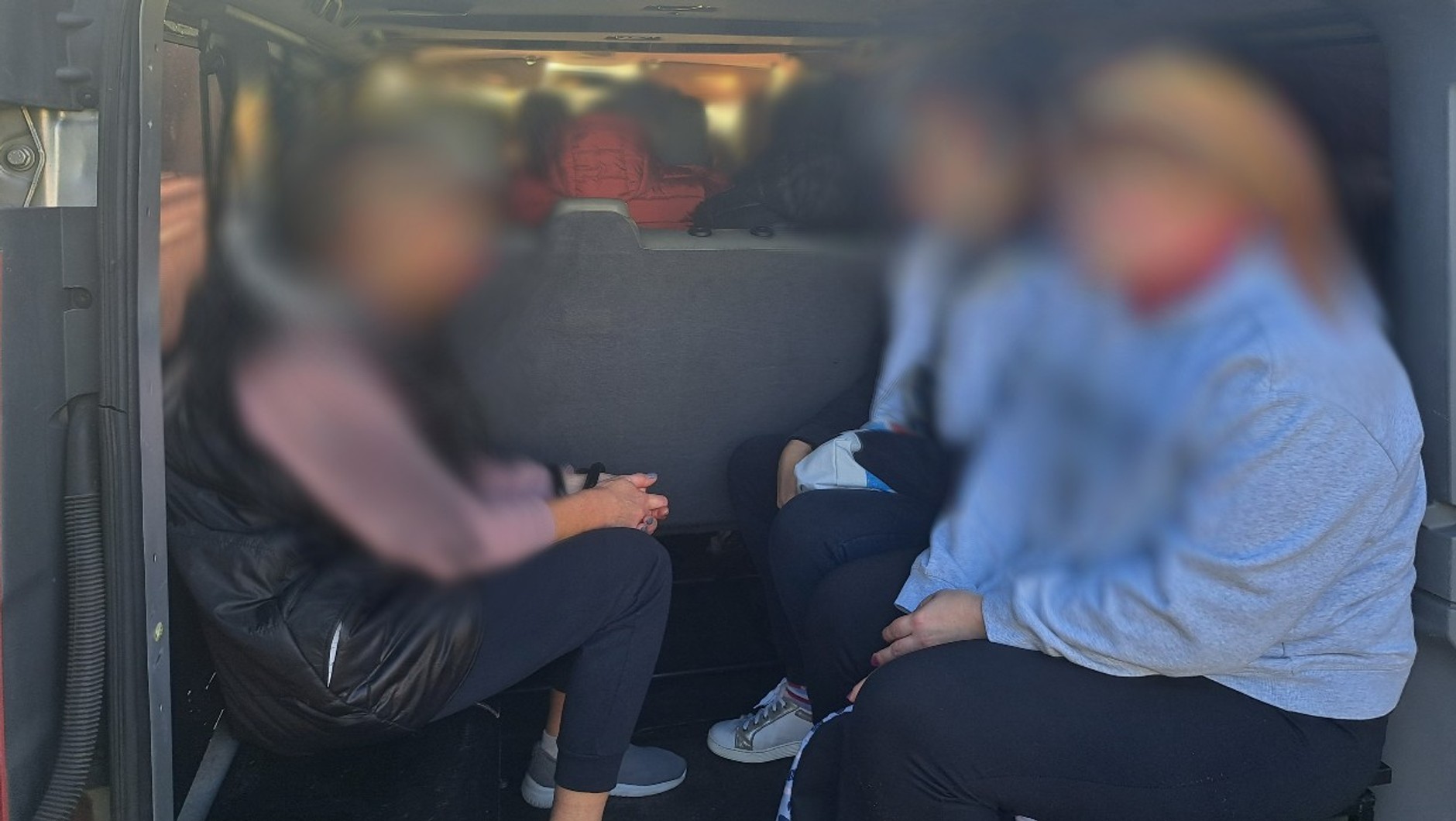 Dodatkowe pasażerki przewoziła w bagażniku