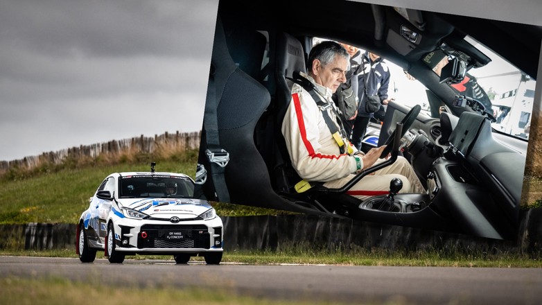 Rowan Atkinson za kierownicą wodorowej spalinowej Toyoty GR Yaris H2