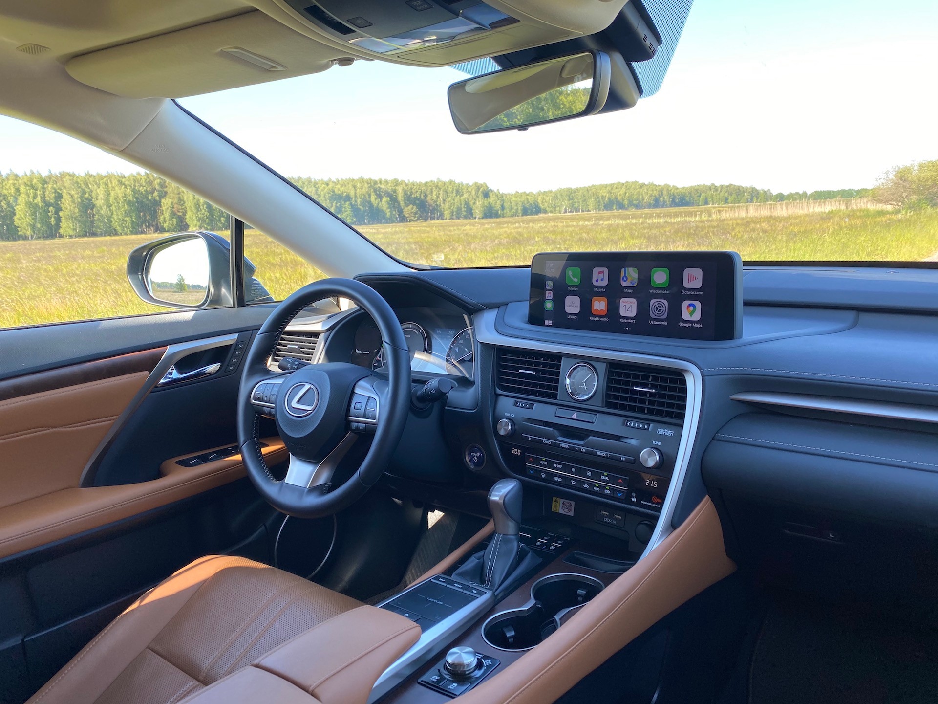 Miękkie, obszerne fotele Lexusa RX relaksują w podróży. Apple CarPlay ułatwia dobór muzyki i znajdowanie właściwej trasy.