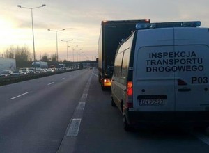 Przegapił zjazd - przez 2 km cofał TIR-em na autostradzie