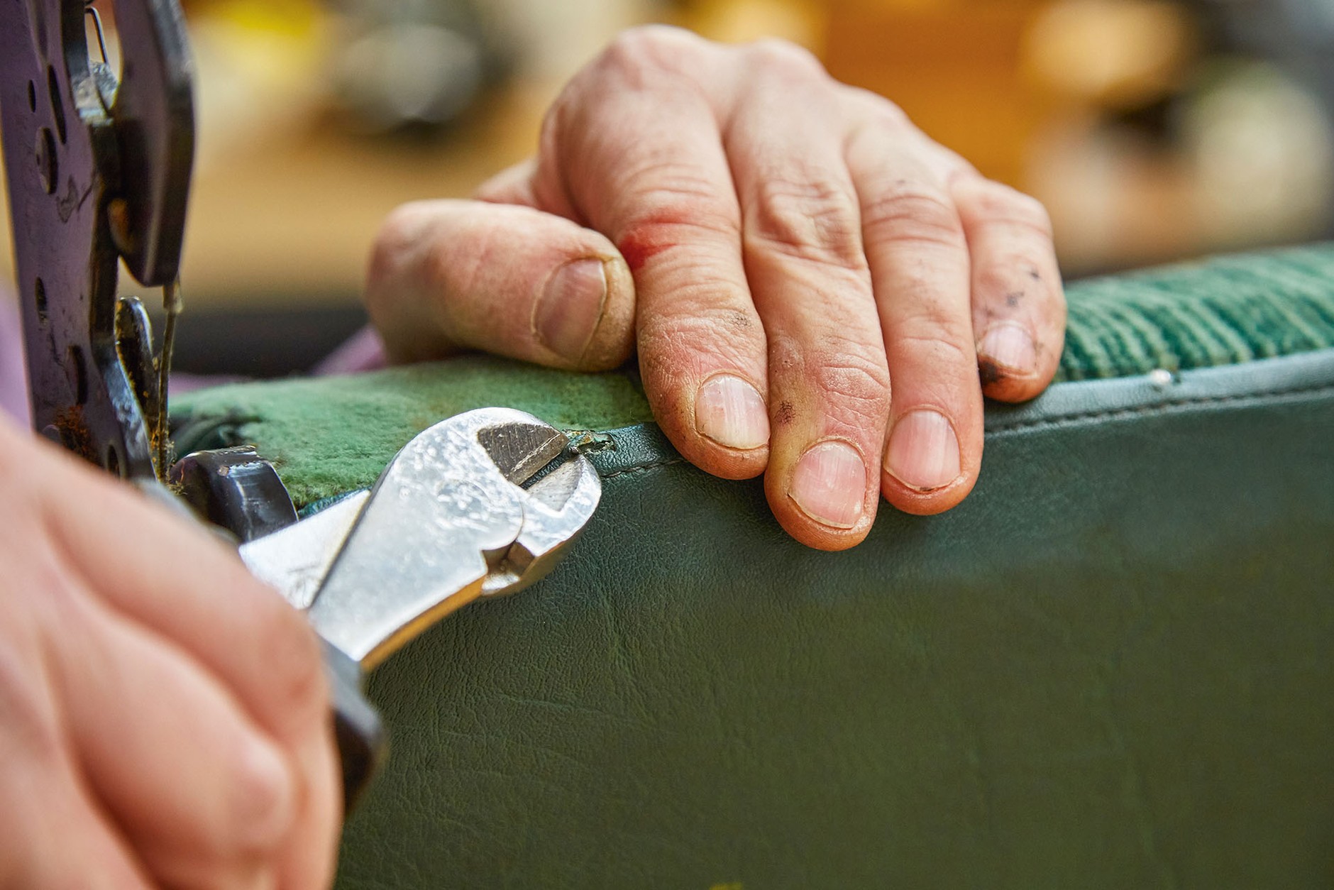 Jak samodzielnie naprawić zniszczoną tapicerkę?