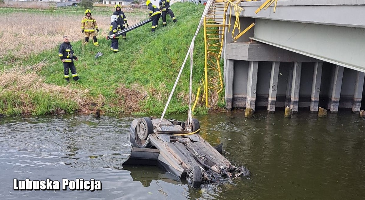Pijany kierowca przebił barierki i wpadł do rzeki. To cud, że przeżył!