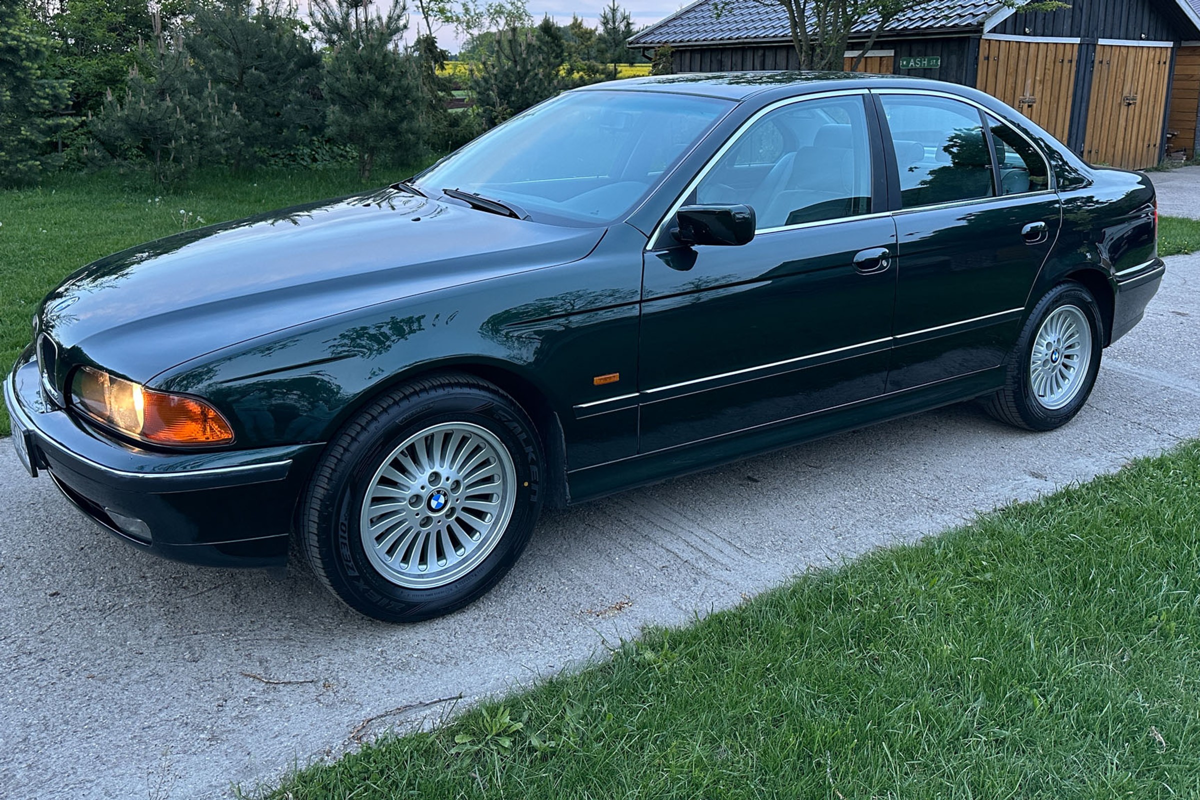 Kupiłem 25-letnie BMW z małym przebiegiem. Prawie idealne. Ile wydałem na nie w pół roku?