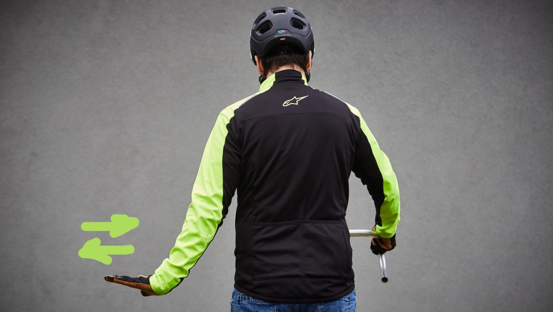 Taki gest rowerzysty oznacza, że na drodze leżą odłamki