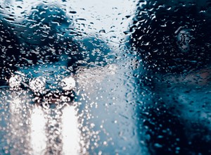 Uwaga na wiatr. Może nawet zdmuchnąć auto z drogi