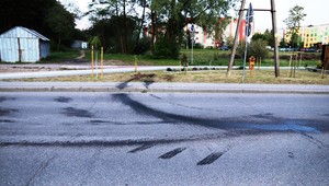 Był tak pijany, że pomylił drogę z chodnikiem. Wpadł przez jeden szczegół [ZDJĘCIA]
