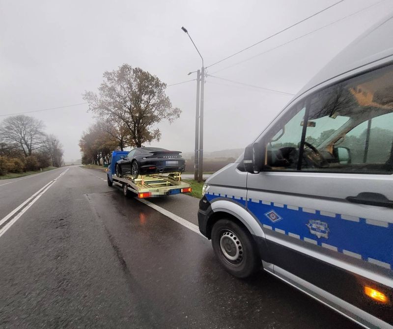 Porsche, które 25-latek przewoził na starej lawecie, było kradzione. Wkrótce auto może wrócić do właściciela z Niemiec