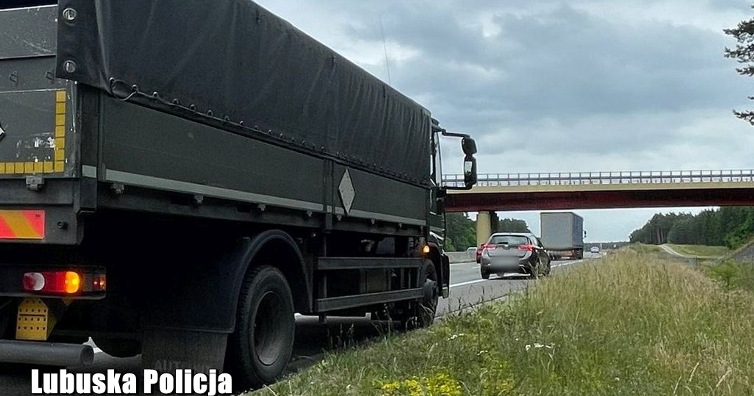 Wjechała Toyotą w wojskową ciężarówkę na S3