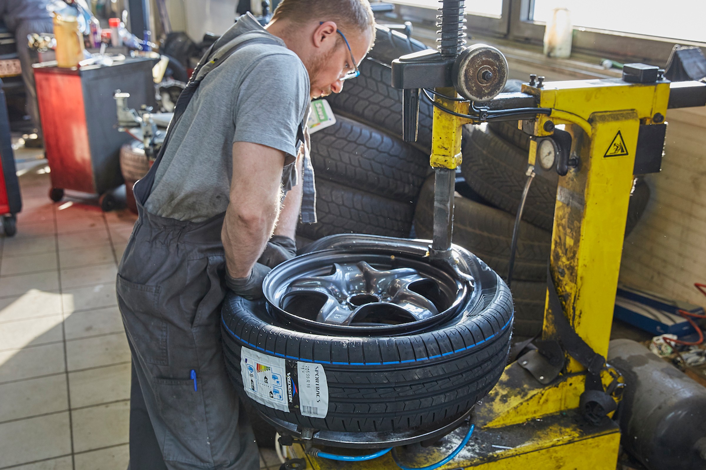 Pierwszy śnieg już się pojawia. Gdzie wymienić opony i o czym pamiętać, żeby nie zniszczyć kompletu?