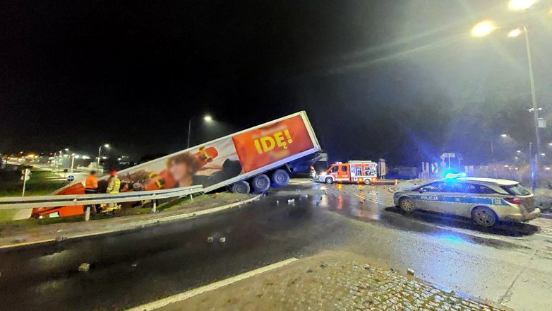 Wypadek w Lubawie. TIR wjechał do tunelu dla pieszych